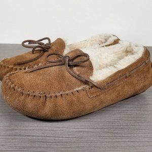 UGG Kids Dakota Shearling Slipper, Chestnut Suede, Youth Size 4 US / 34